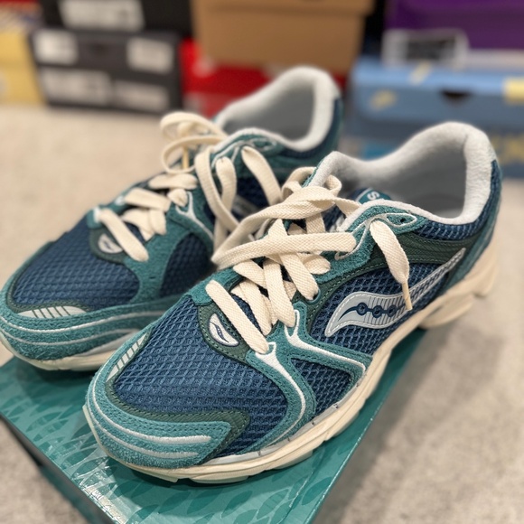 Saucony ProGrid Triumph 4 Nessie x End Mens running shoes sz 10 - Picture 1 of 6